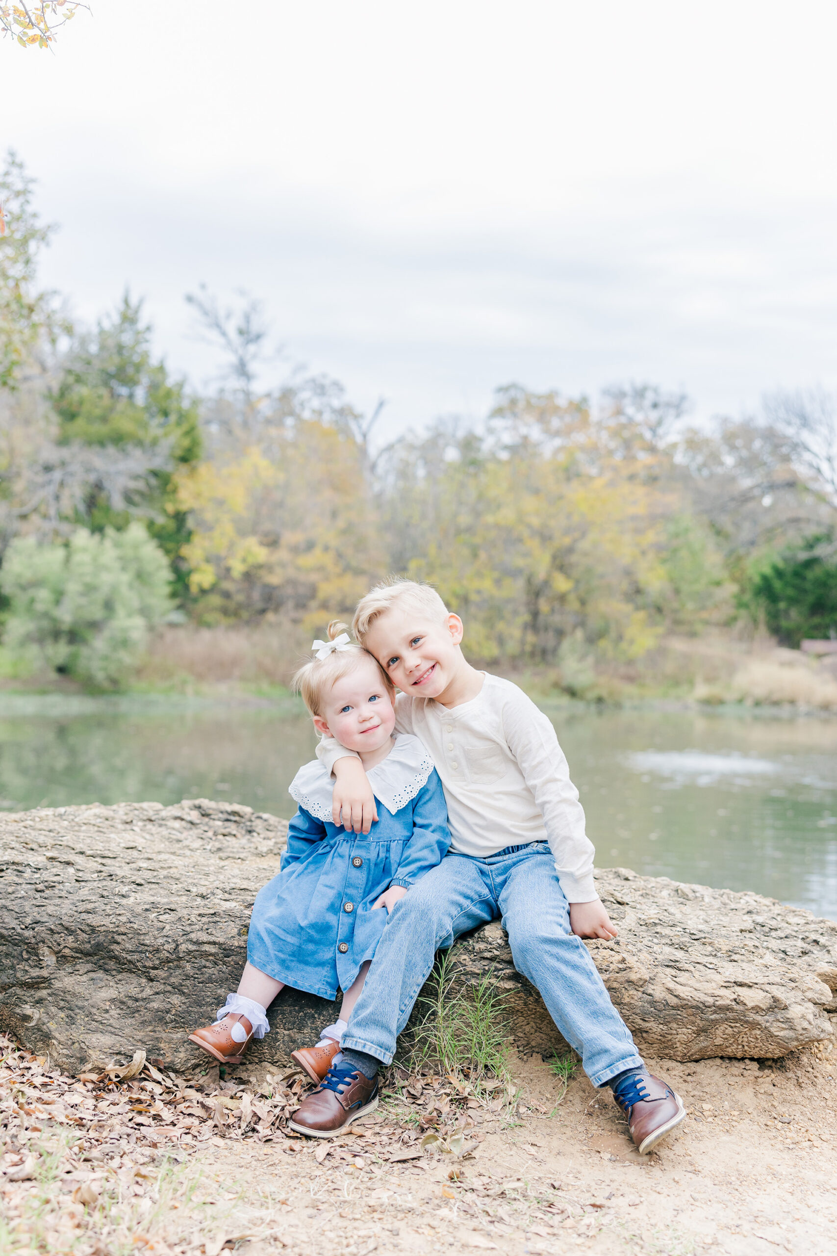 Fall family photos ideas in Mansfield at Elmer W. Oliver Nature Park